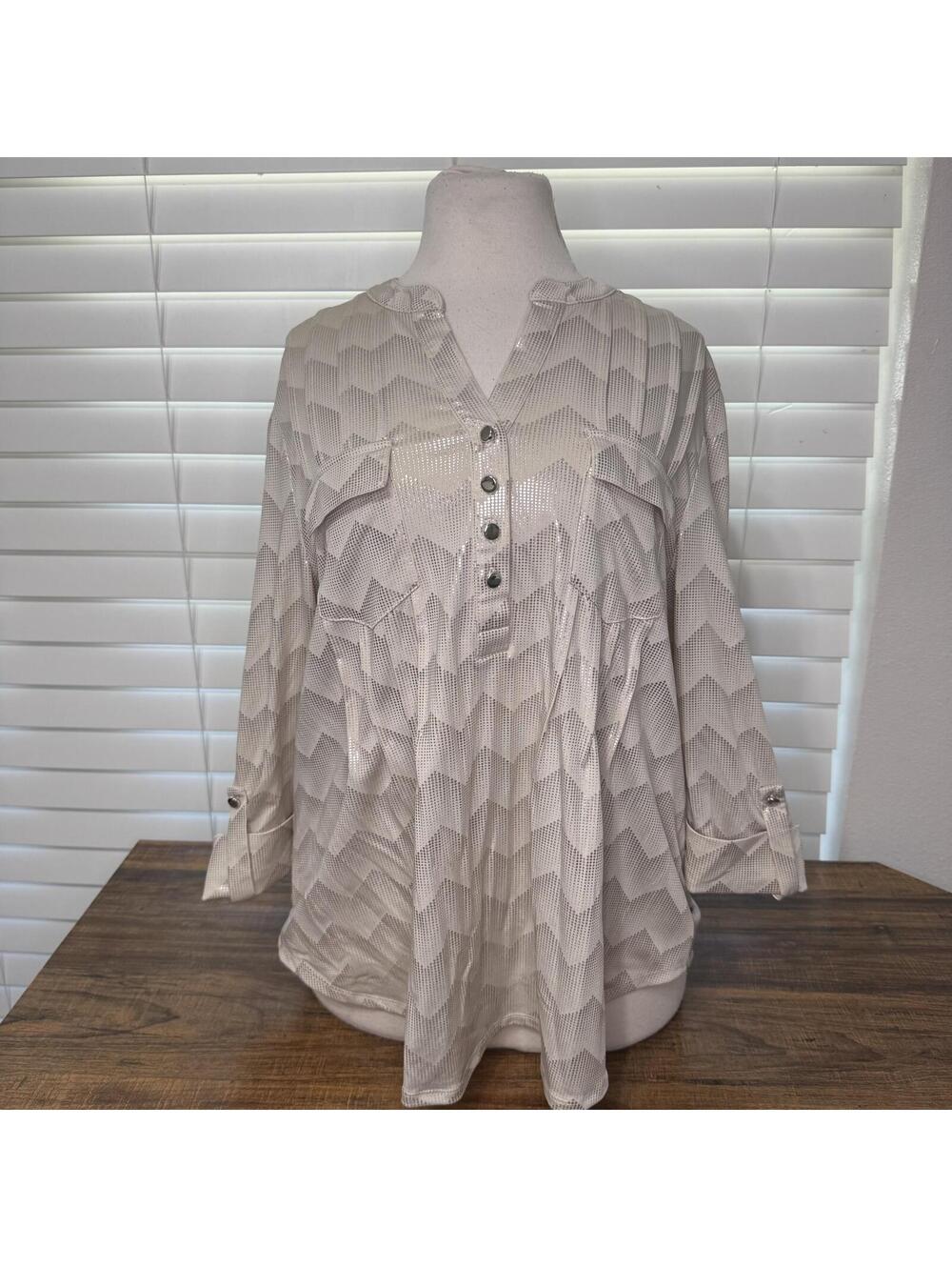Ava & Grace Petite PXL Shiny Textured Blouse